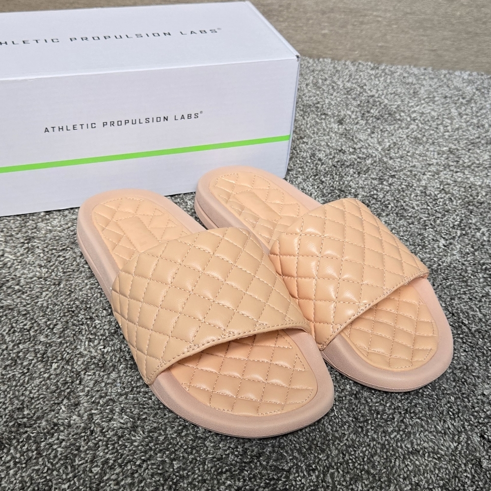 APL Women's Women's Lusso Slide NEW size 8